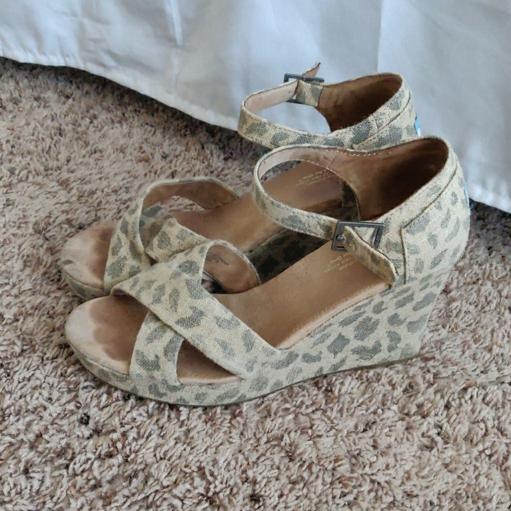 Tom's leopard print wedges